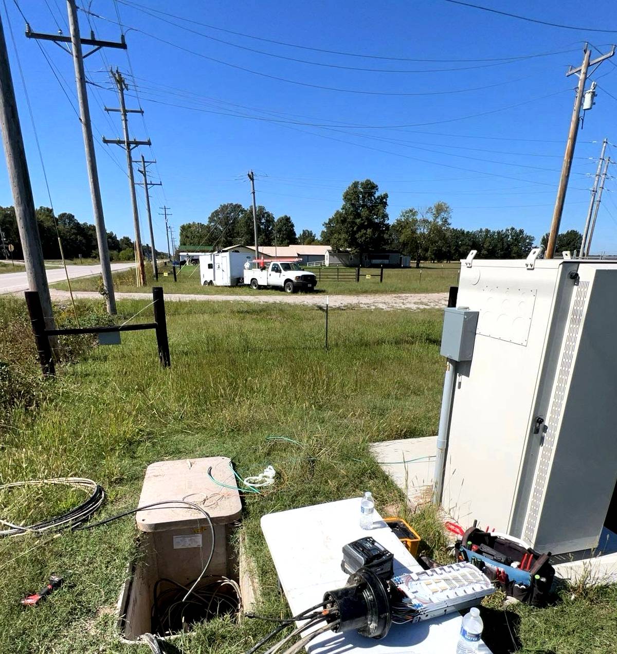 Splice/cabinet work at roadside cabinet